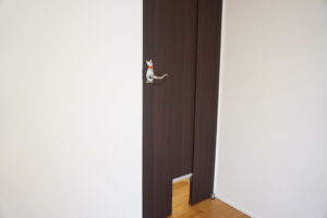 ペット共生住宅でペットが自由に出入り出来るドアの写真