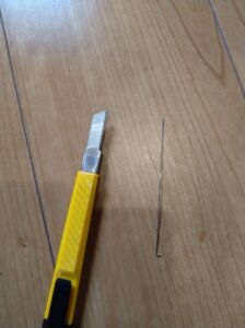 メンテナンスで使用するカッターナイフと固い針金