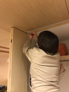 アフターメンテナンスで収納扉の調整をしているワダハウジングスタッフ吉田洋子