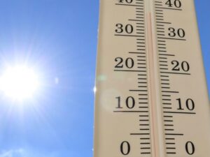 夏の暑さを図る温度計の写真画像