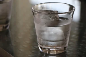 マイホームの断熱を説明するためのガラスに入った冷水