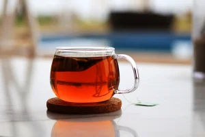 マイホームの断熱を説明するためのガラスに入った紅茶