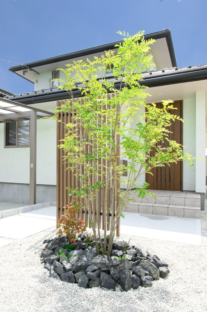 土岐市で家の印象を変えるシンボルツリーの相談もワダハウジング